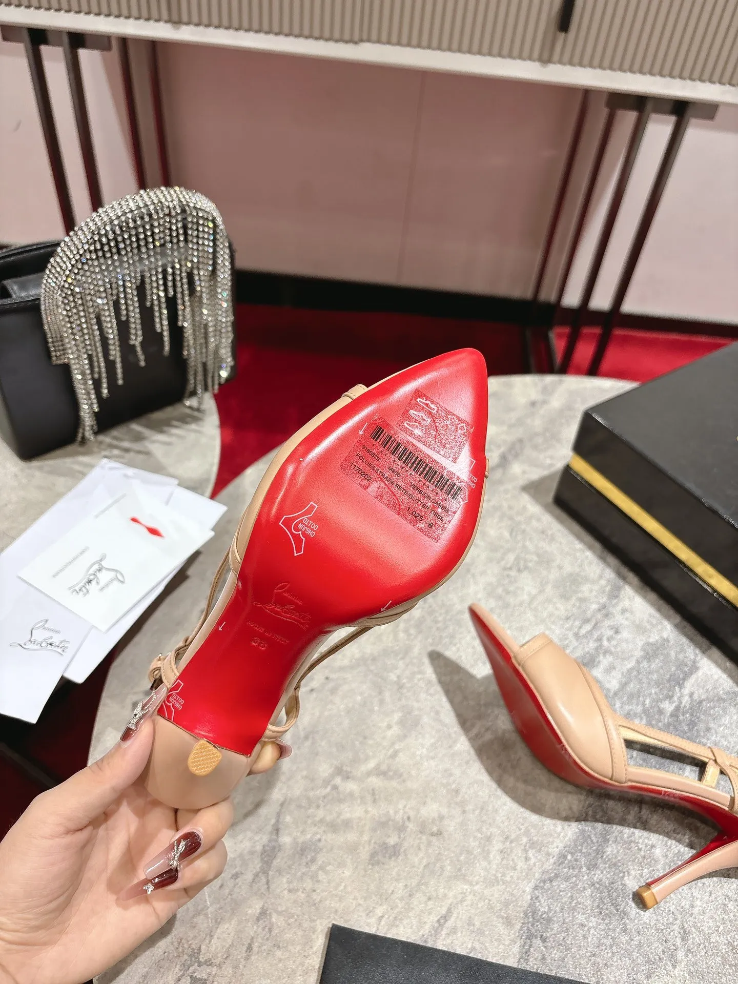👟👟Ex-factory price 640👟👟 🆑❥∙Back empty sandals🦋✪ꫛꫀw.✔︎ Featuring a slightly pointed toe and slim straps, this model is crafted in white calfskin with an 85mm heel height and added hand-placed crystals on the front. It features our signature Louboutin red sole with Christian Louboutin's signature and heart-shaped stamped logo on the insole. Size: 34 yards-43 yards (34.40.41.42. Customized, non-refundable and non-exchangeable‼️, 43 yards➕20💰) Heel height: 8.5 Color: white black
